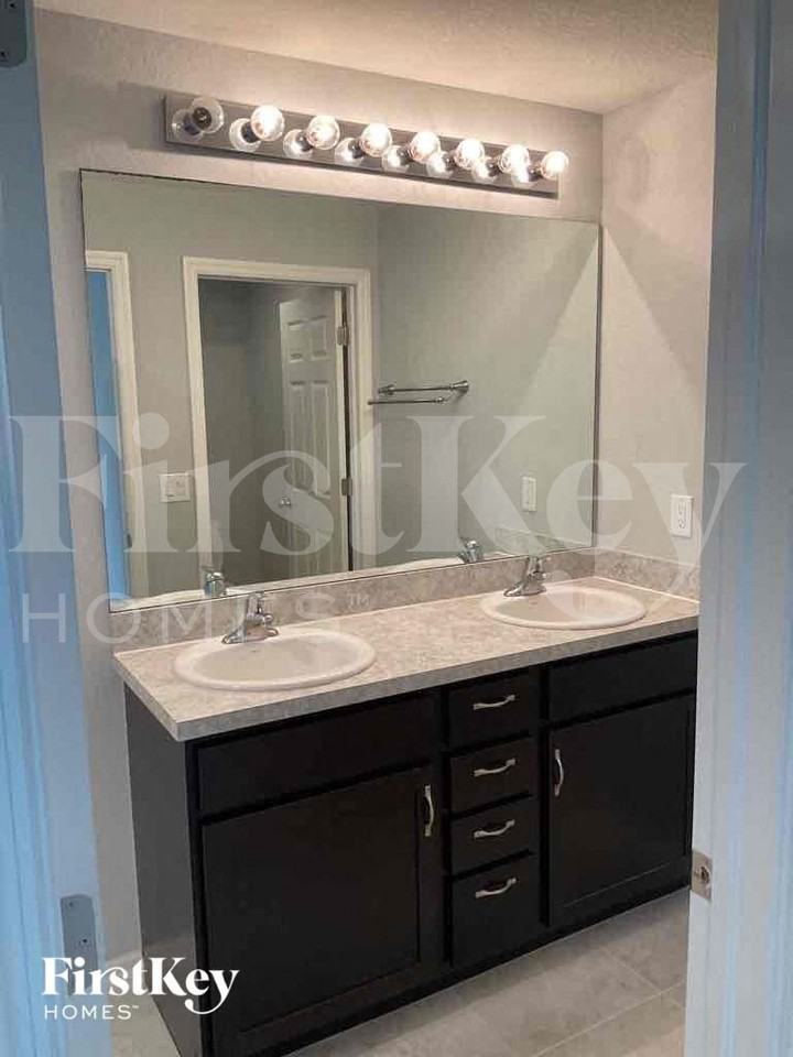 1706 Nw 26th St - Photo 7 of 8