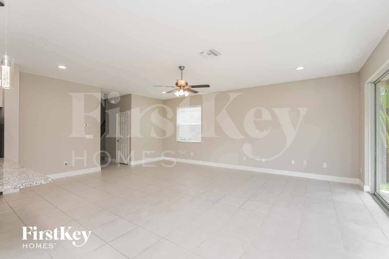 7512 Lantern Park Ave - Photo 2 of 15