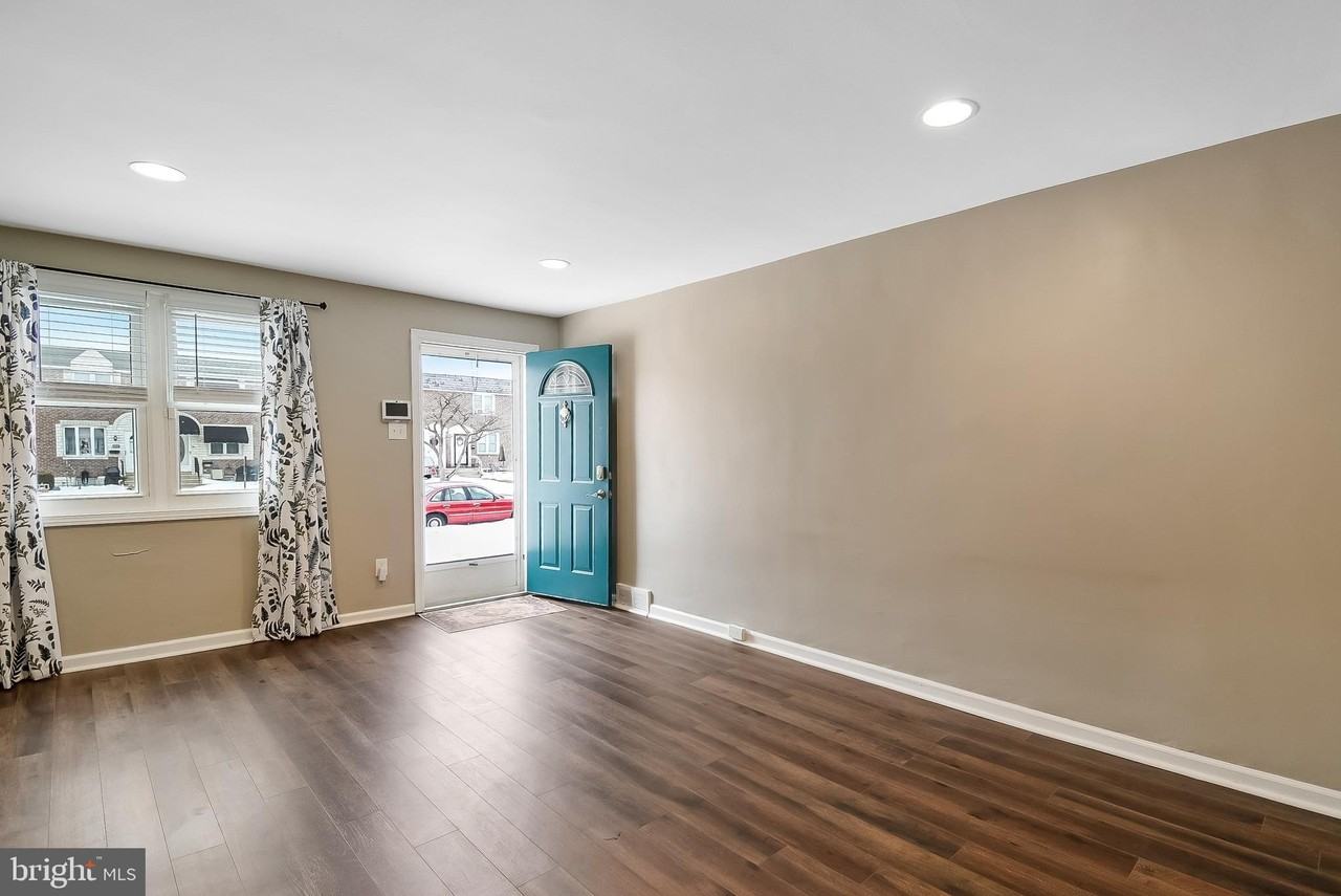 807 Surrey Ln - Photo 3 of 16