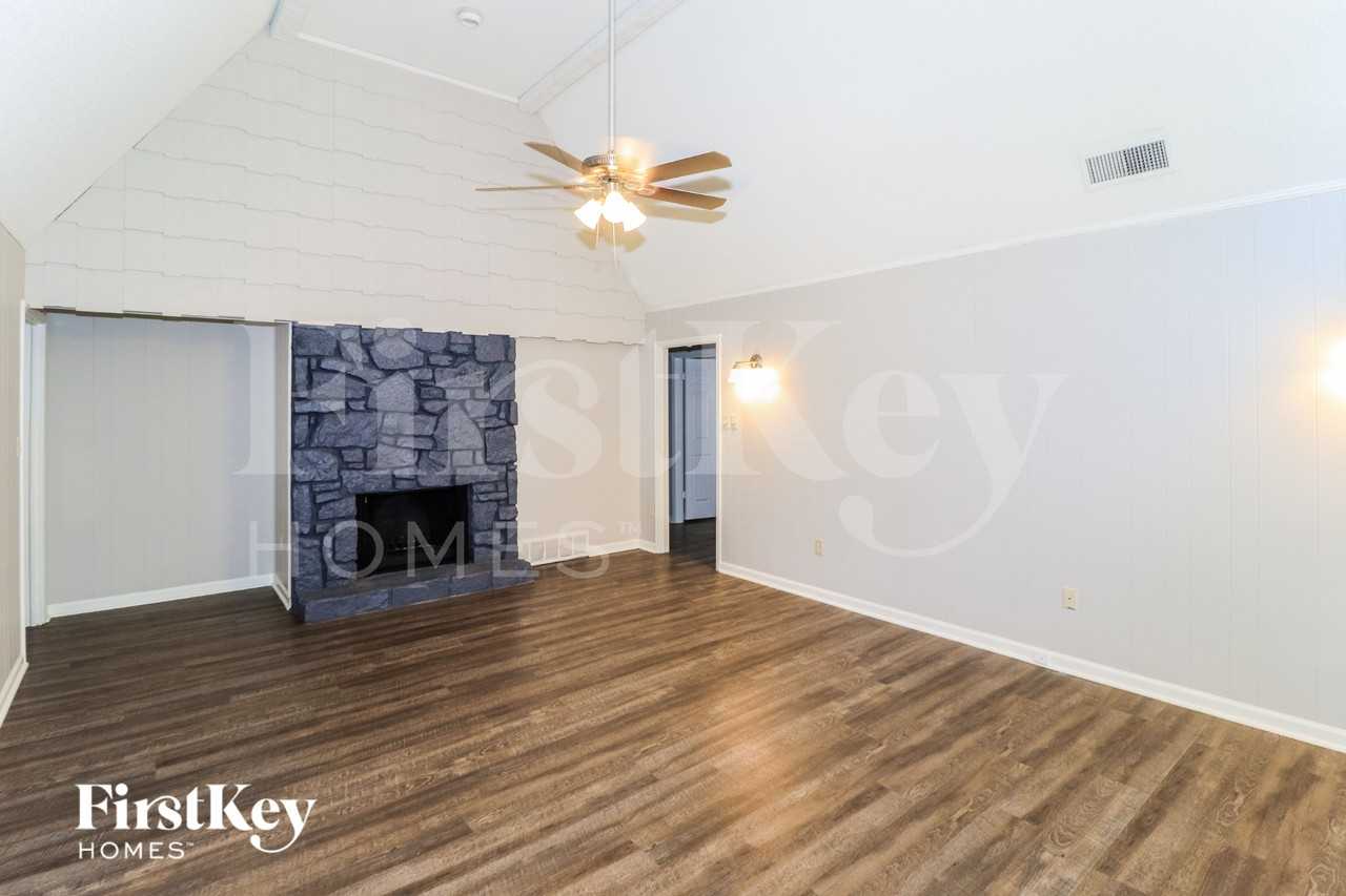 6041 Colonyhill Dr - Photo 3 of 15