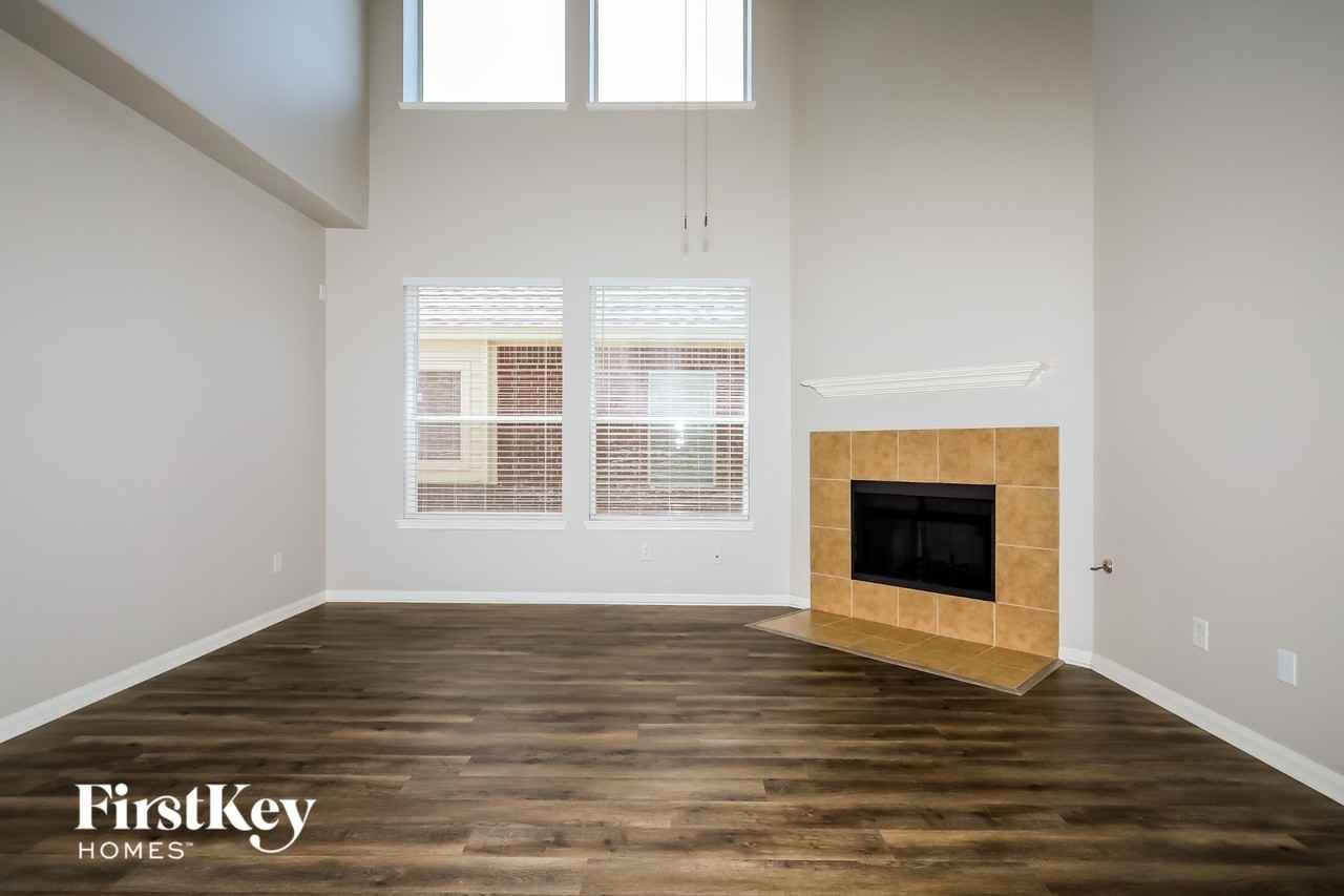 10047 Arcadian Springs Ln - Photo 2 of 15