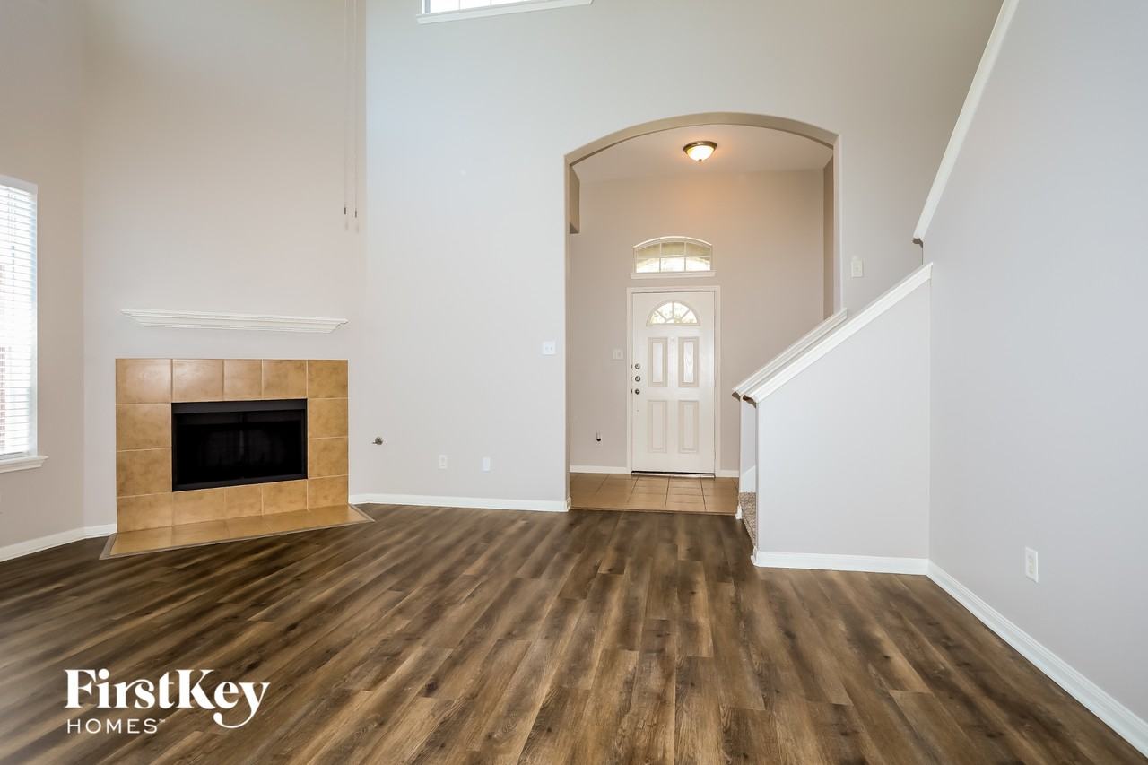 10047 Arcadian Springs Ln - Photo 3 of 15