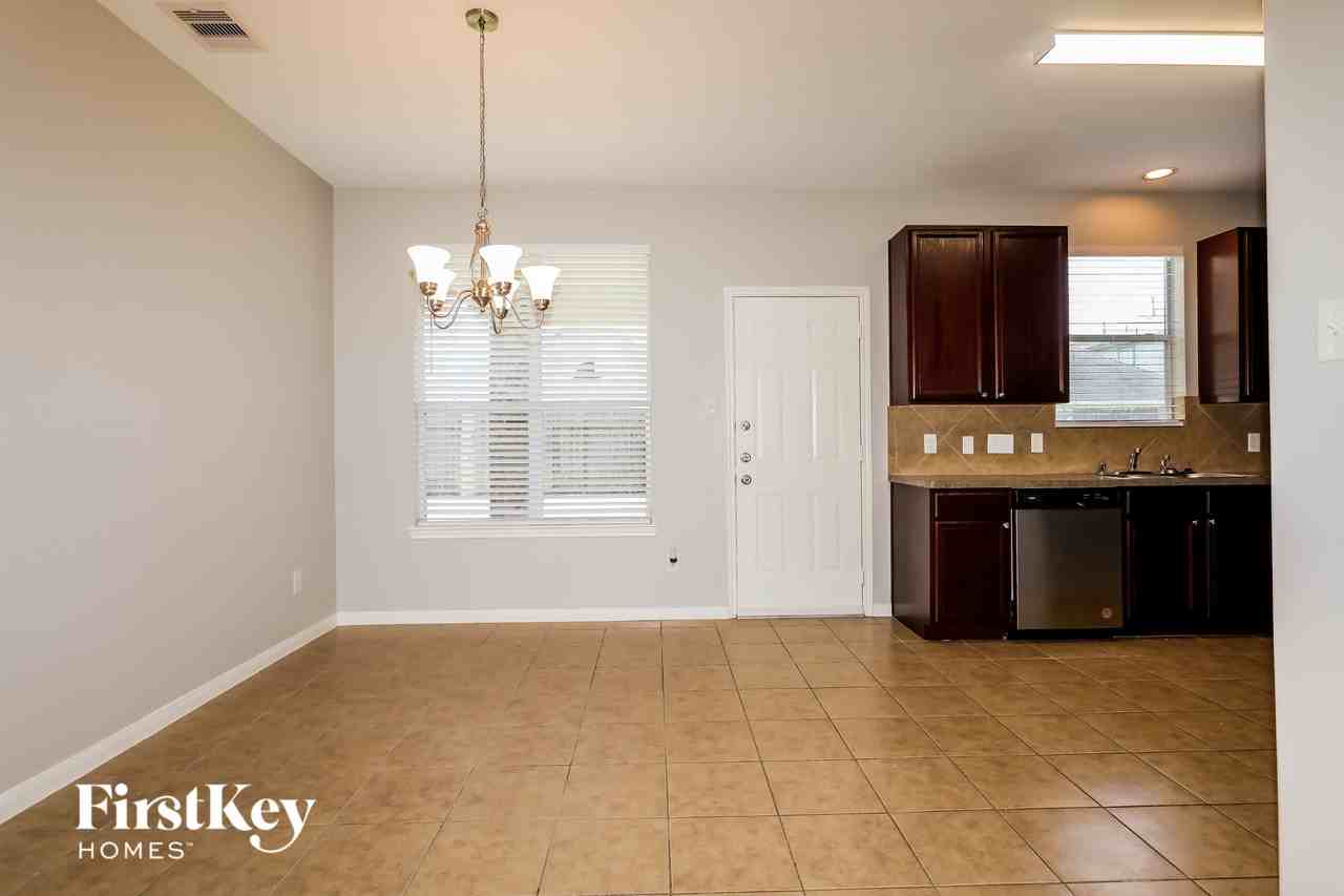 10047 Arcadian Springs Ln - Photo 4 of 15