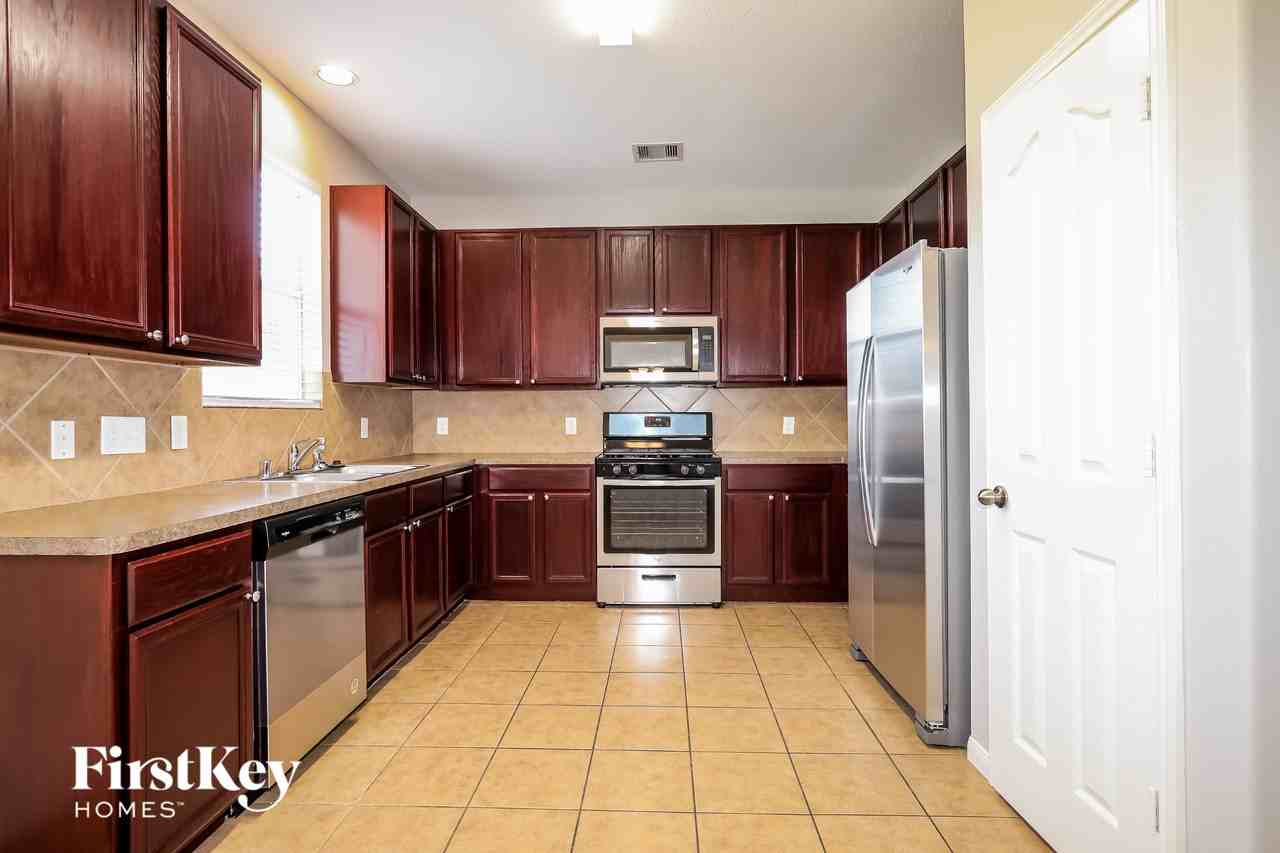 10047 Arcadian Springs Ln - Photo 5 of 15