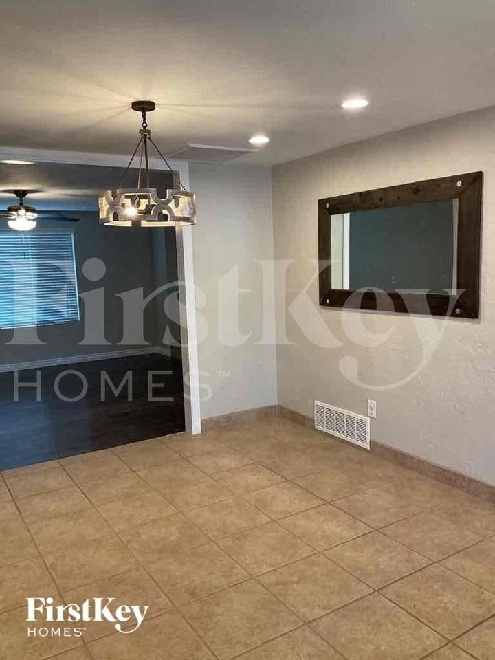 8501 E Lee Pl - Photo 3 of 12