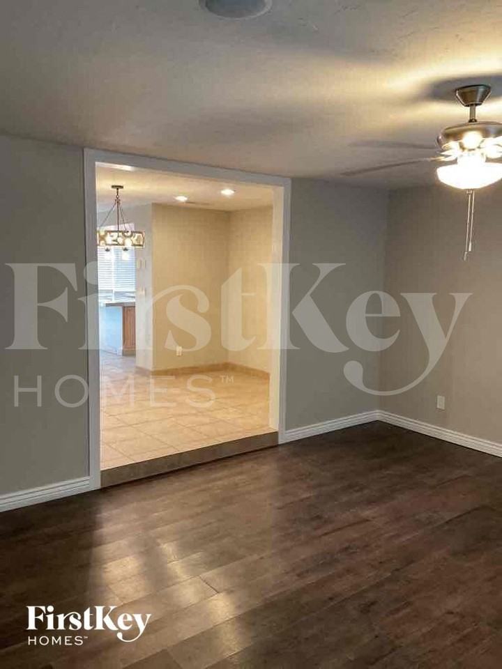 8501 E Lee Pl - Photo 4 of 12