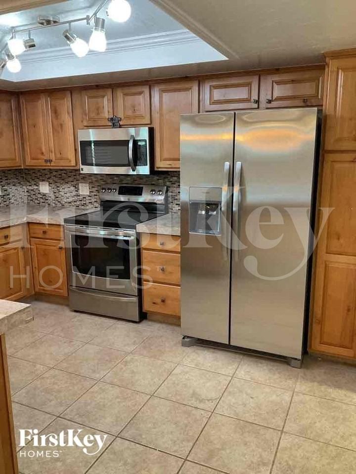 8501 E Lee Pl - Photo 5 of 12