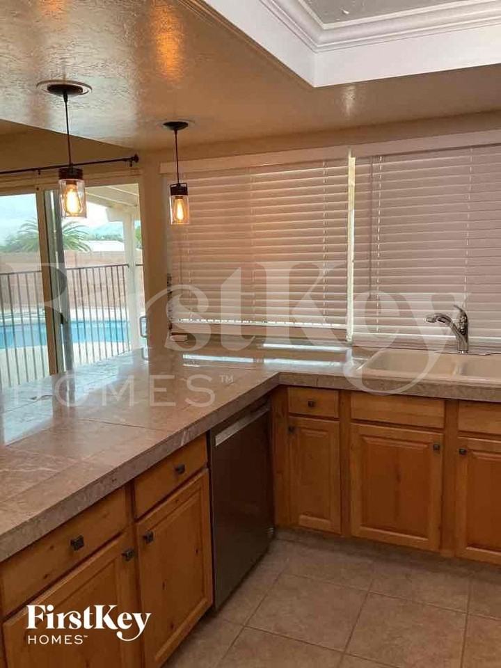 8501 E Lee Pl - Photo 6 of 12