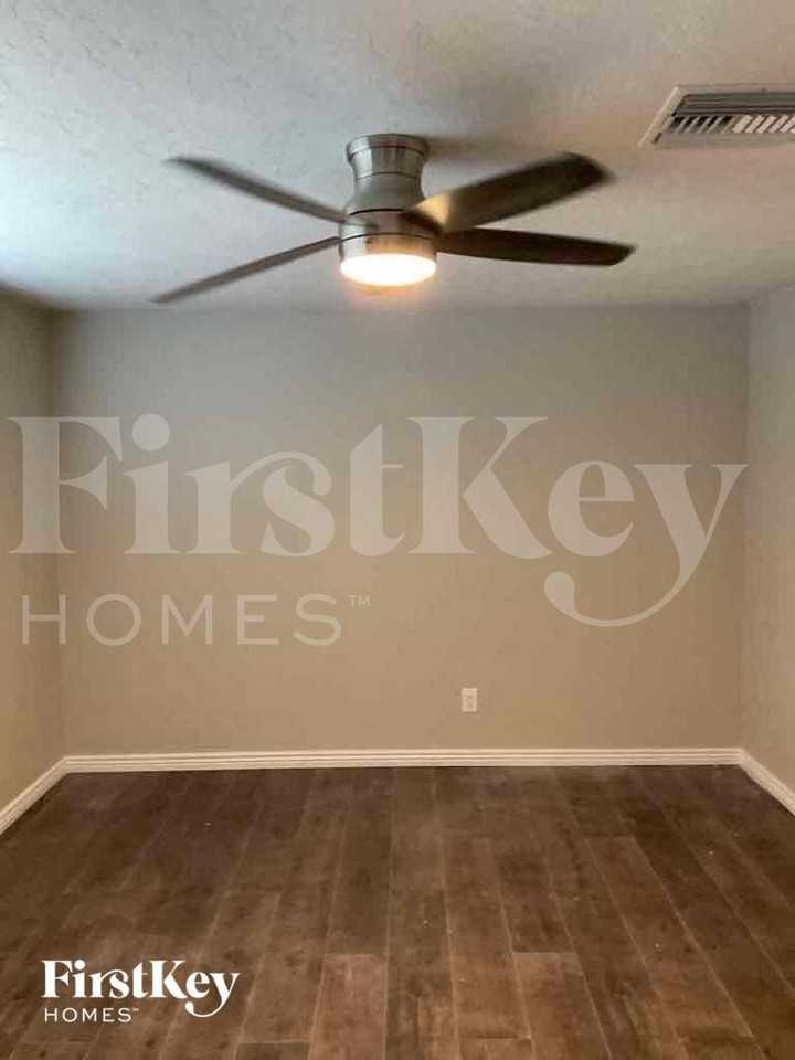 8501 E Lee Pl - Photo 7 of 12