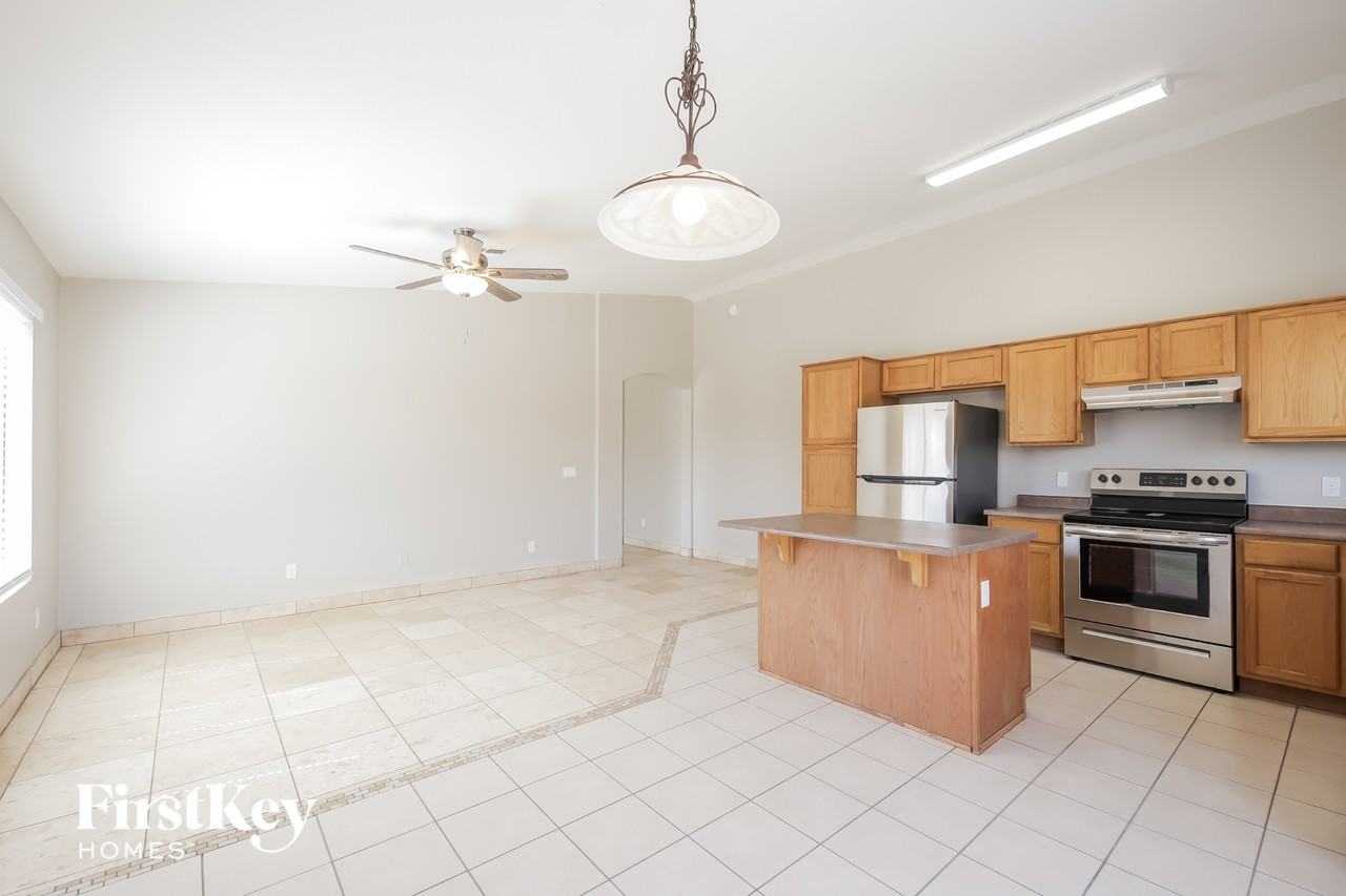 8812 W Manzanita Dr - Photo 3 of 15