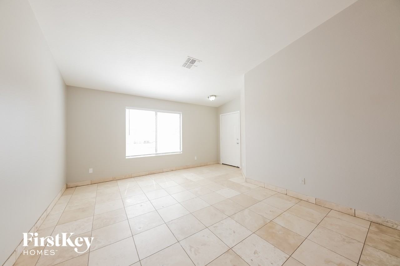 8812 W Manzanita Dr - Photo 7 of 15