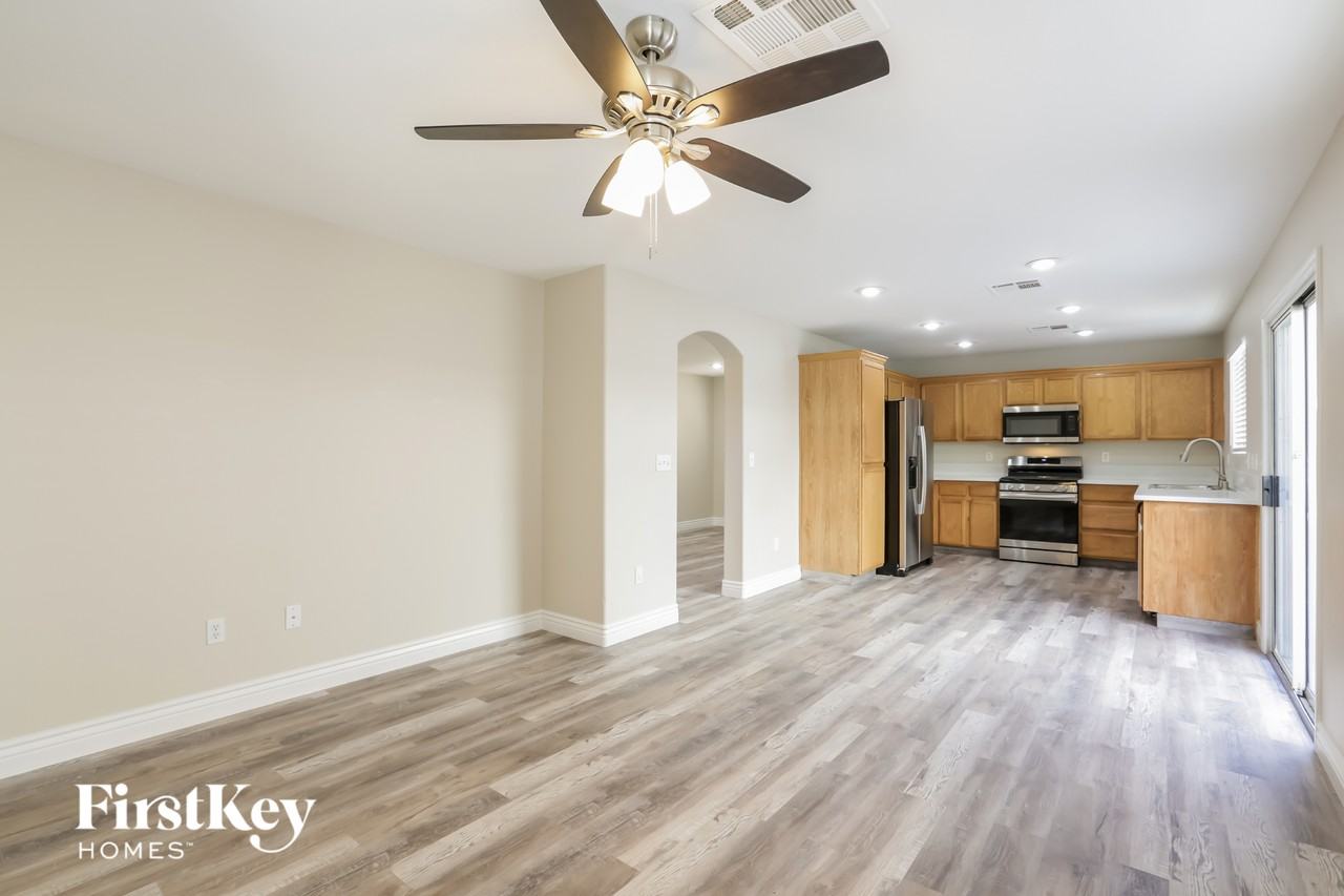 5681 Woods Crossing St - Photo 3 of 15