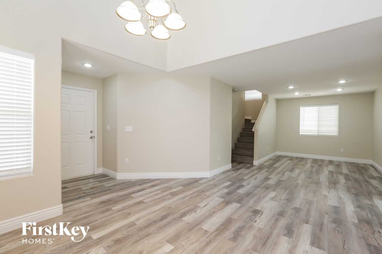 5681 Woods Crossing St - Photo 4 of 15