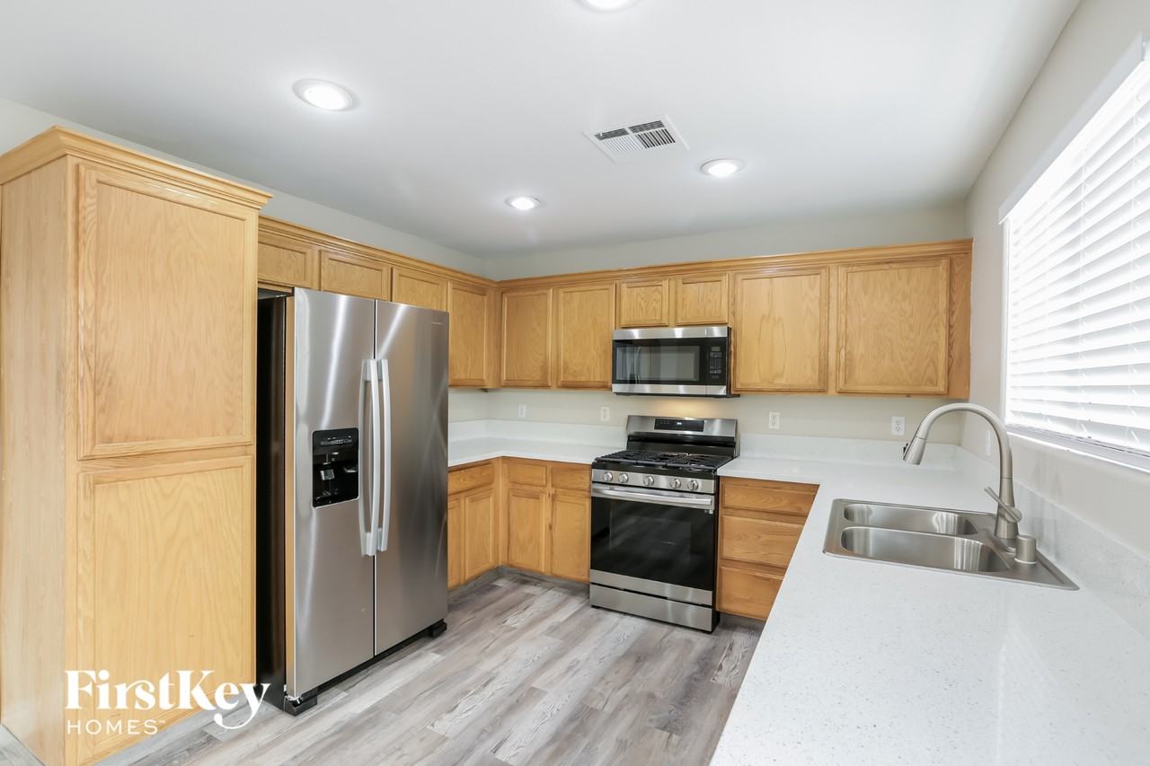 5681 Woods Crossing St - Photo 5 of 15