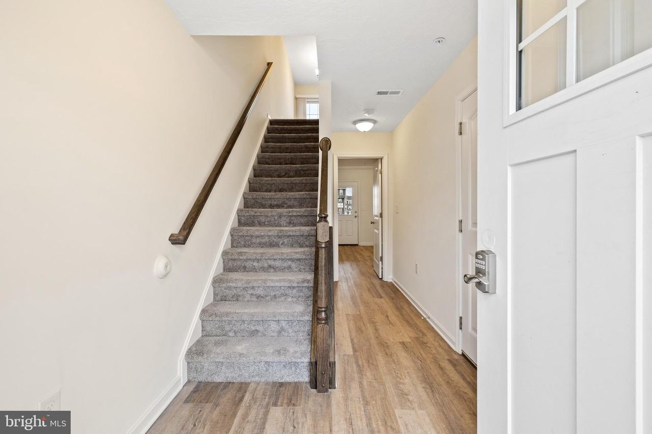 247 Stratford Dr - Photo 4 of 32