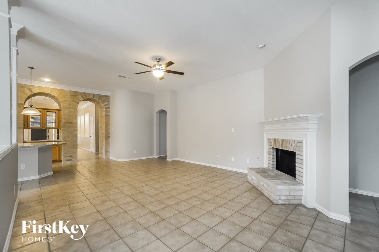 16042 Belleshire Ln - Photo 2 of 15