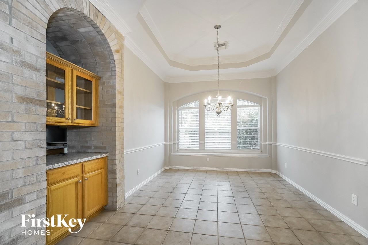 16042 Belleshire Ln - Photo 3 of 15