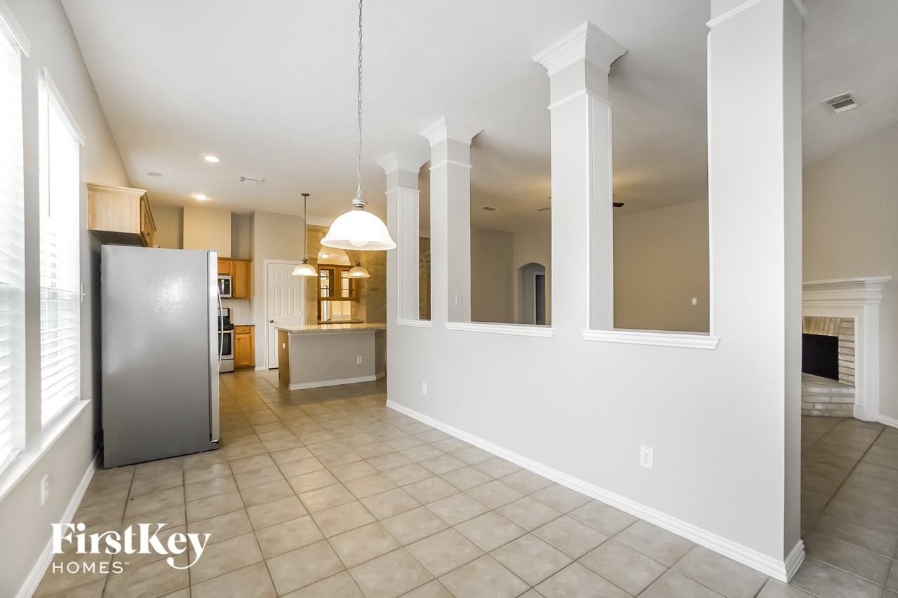 16042 Belleshire Ln - Photo 4 of 15