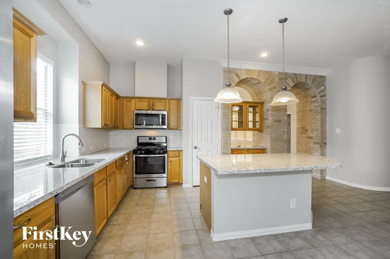 16042 Belleshire Ln - Photo 5 of 15