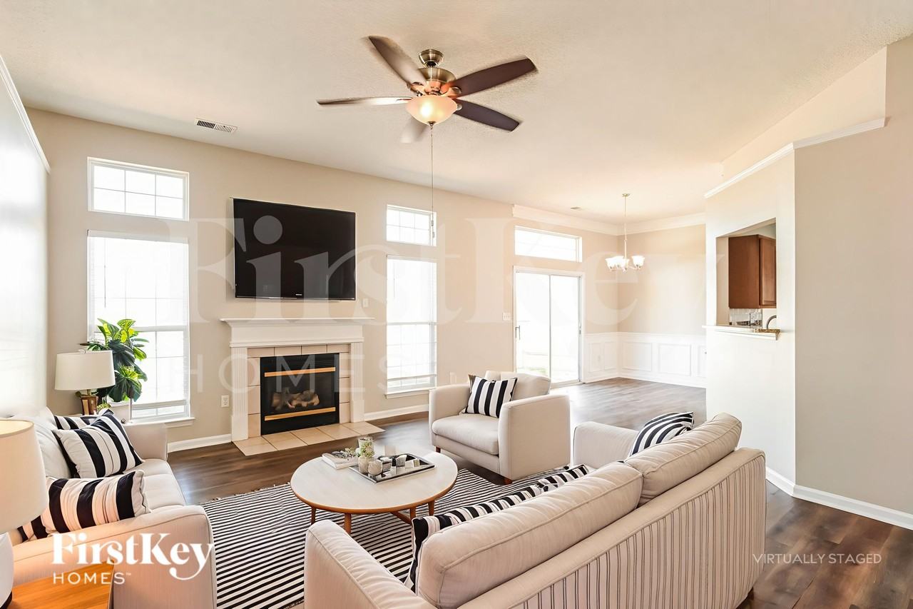 7111 Smithton Ln - Photo 4 of 19