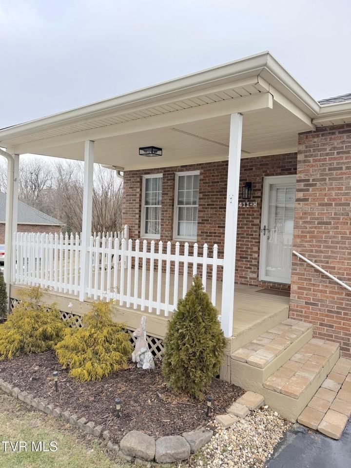 411 Eastley Ct Apt H #H - Photo 4 of 33