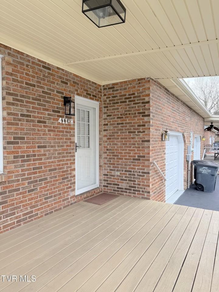 411 Eastley Ct Apt H #H - Photo 5 of 33