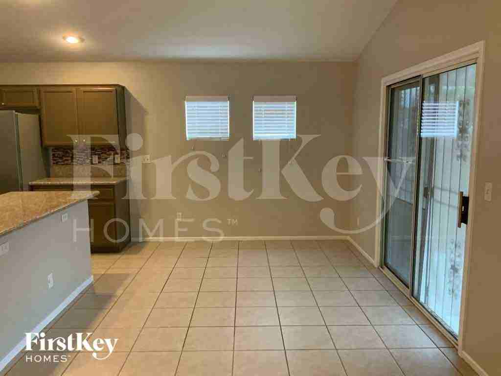 2209 Meadow Green Ave - Photo 4 of 15