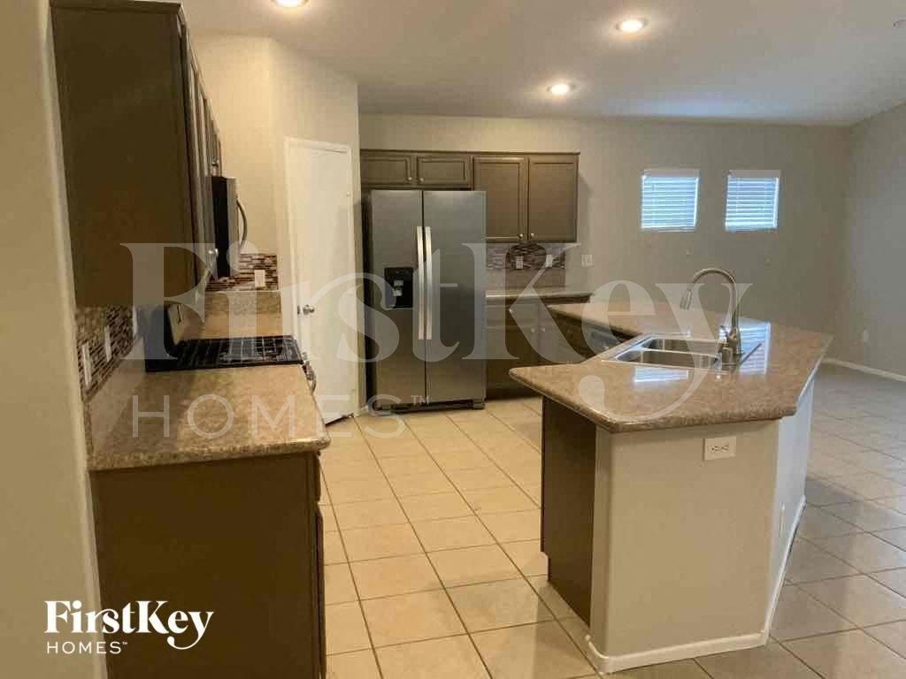 2209 Meadow Green Ave - Photo 5 of 15