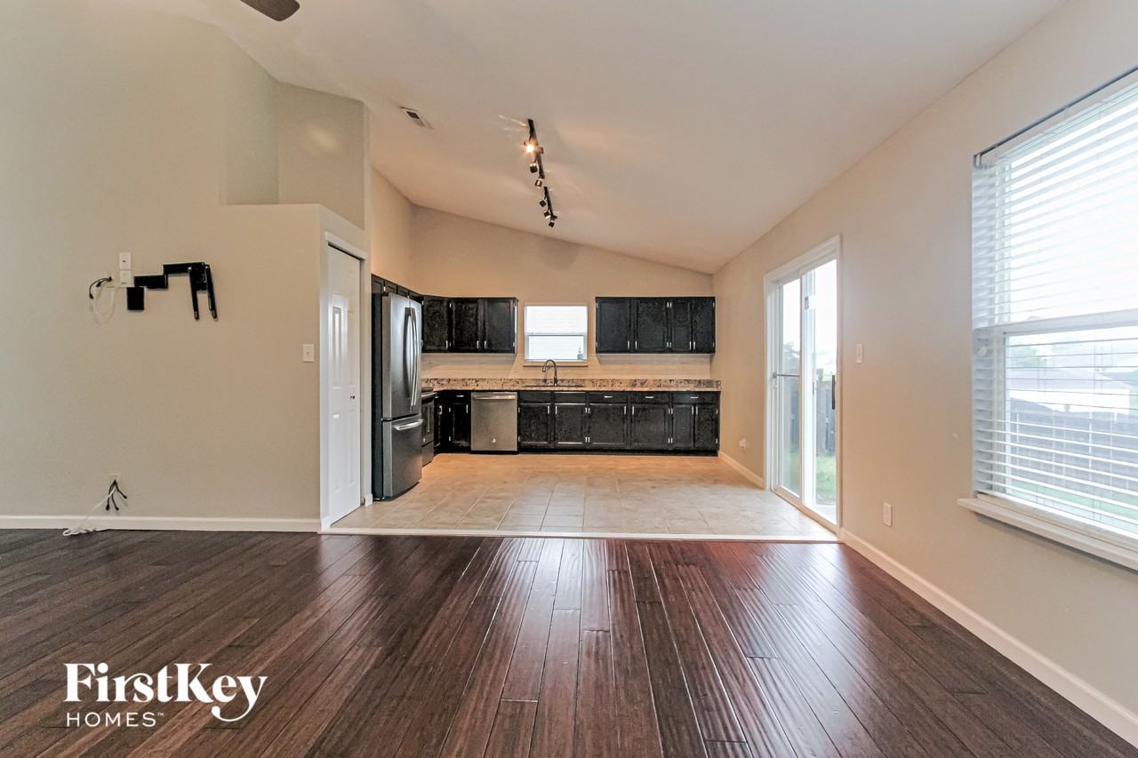 5311 Thompson Park Blvd - Photo 4 of 15