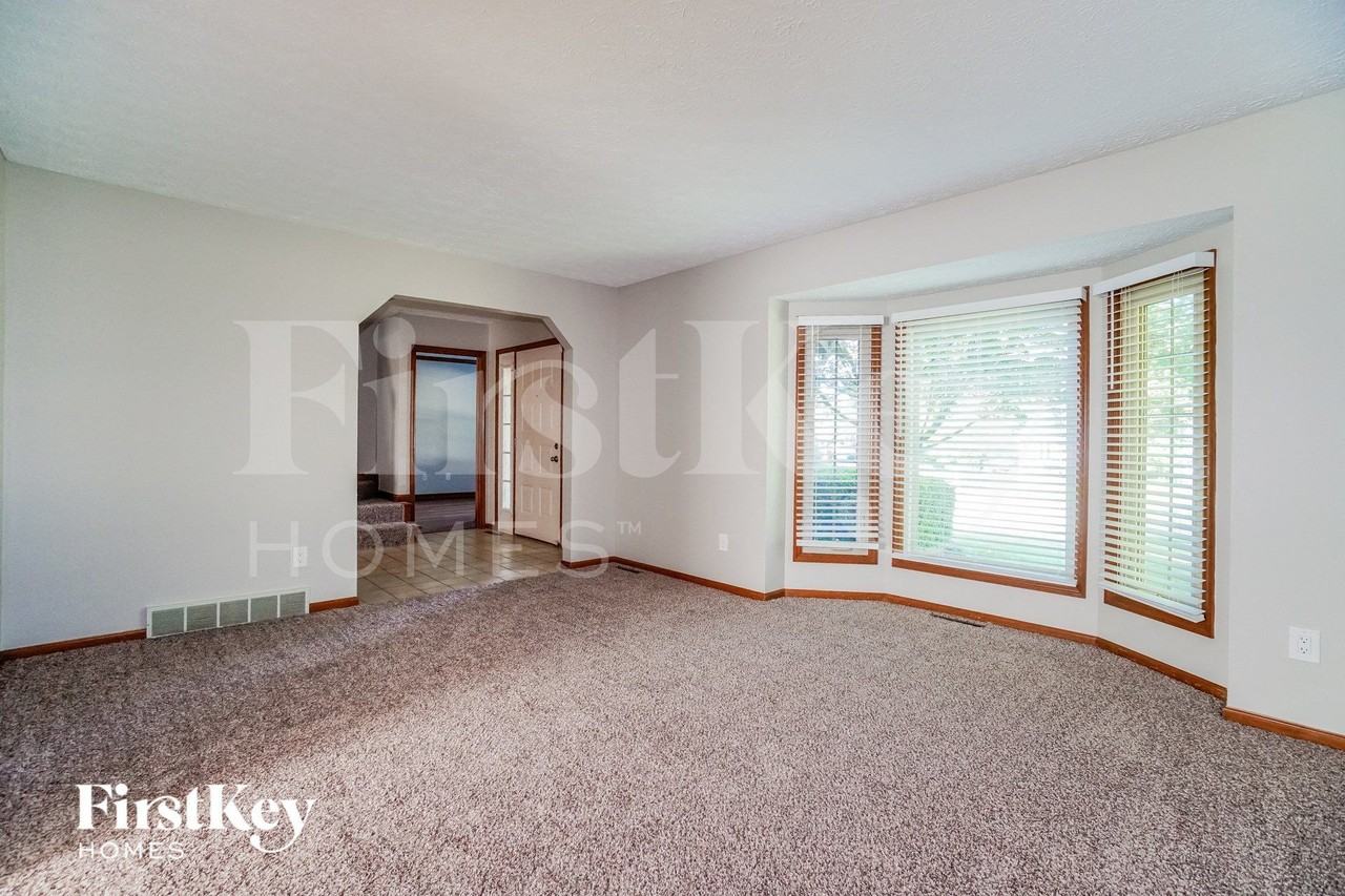 13008 Oakmere Dr - Photo 2 of 15