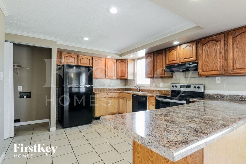 9404 Granville Pl - Photo 4 of 16