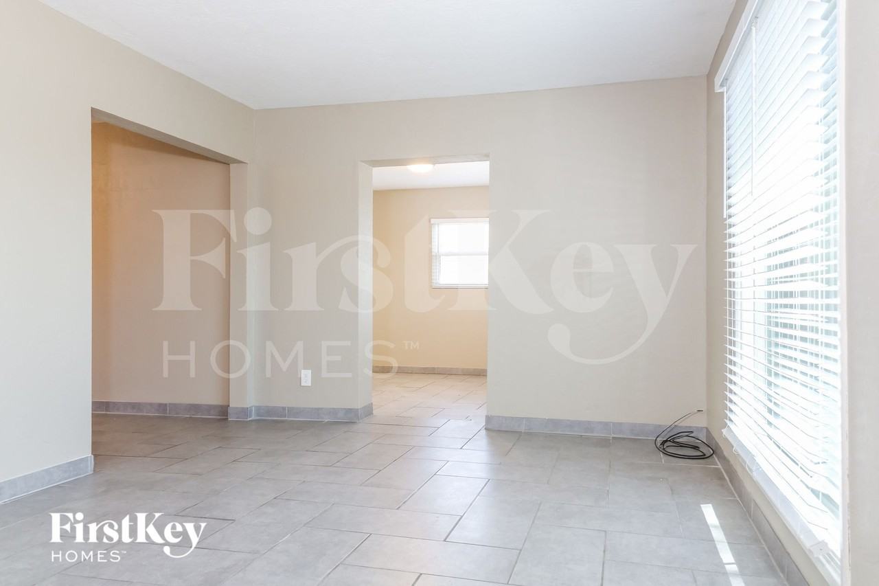 8039 N 29th Ave - Photo 3 of 15