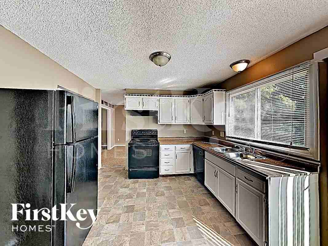 6832 Chilham Dr - Photo 3 of 18