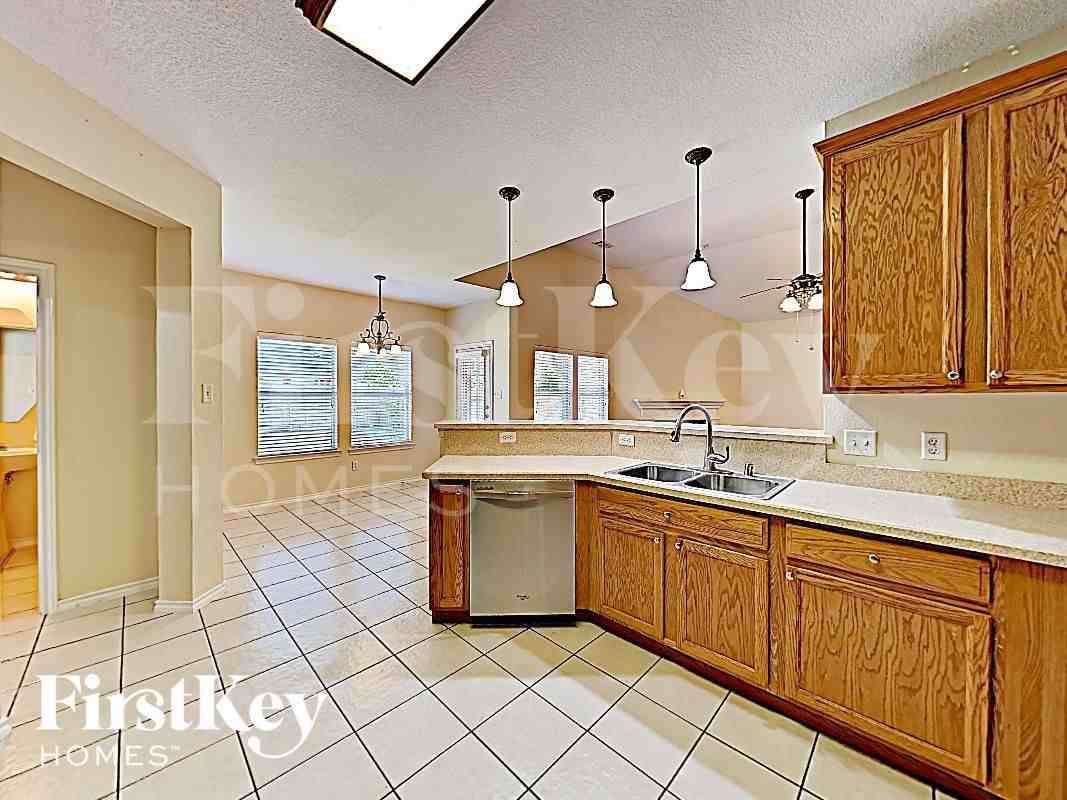 5108 Parkplace Dr - Photo 3 of 17