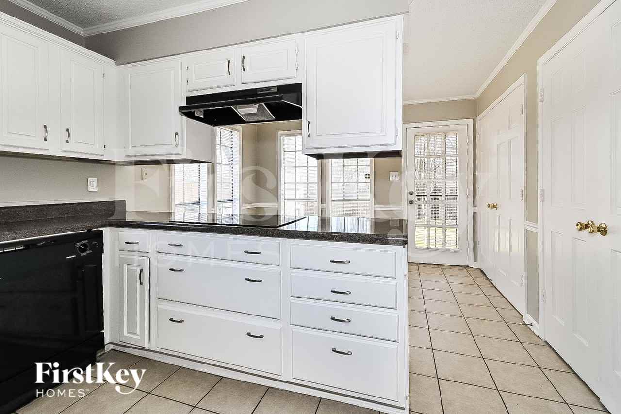 4484 Westbury Dr - Photo 4 of 15