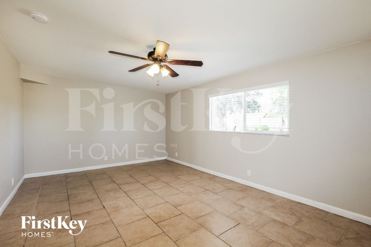 4138 E Bluefield Ave - Photo 5 of 15