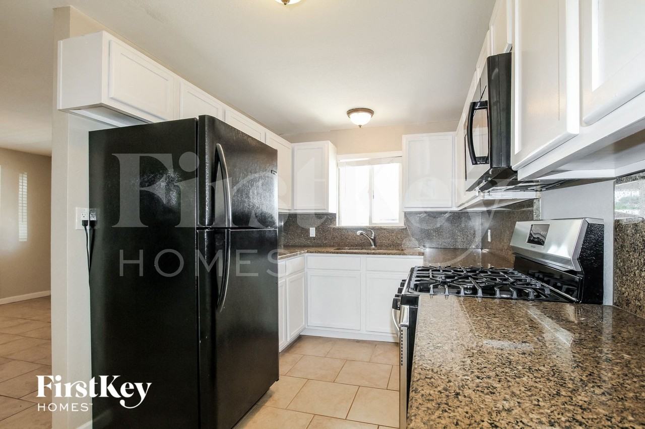 4138 E Bluefield Ave - Photo 7 of 15