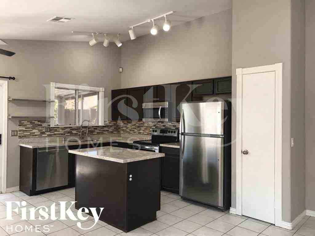 3035 W Melinda Ln - Photo 4 of 17