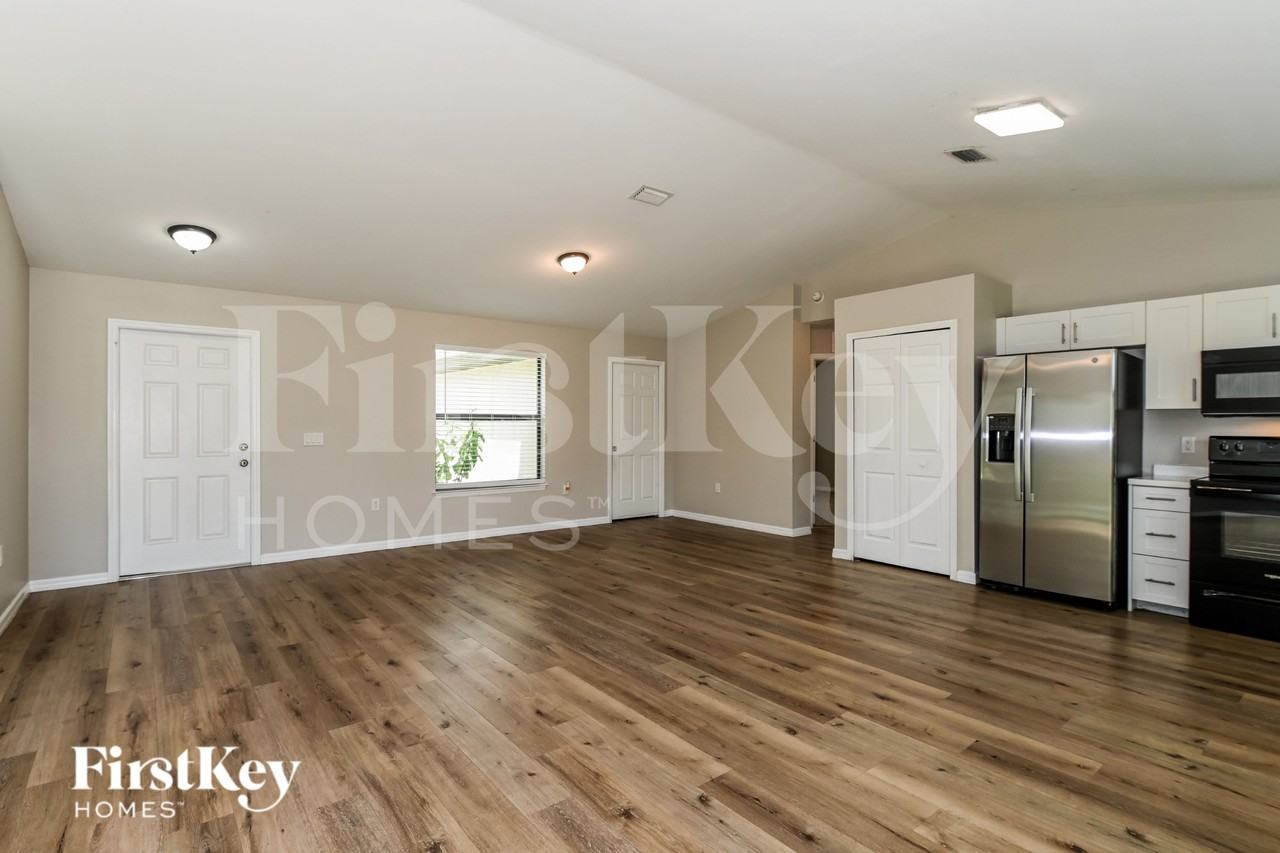 3007 44th St Sw - Photo 3 of 16