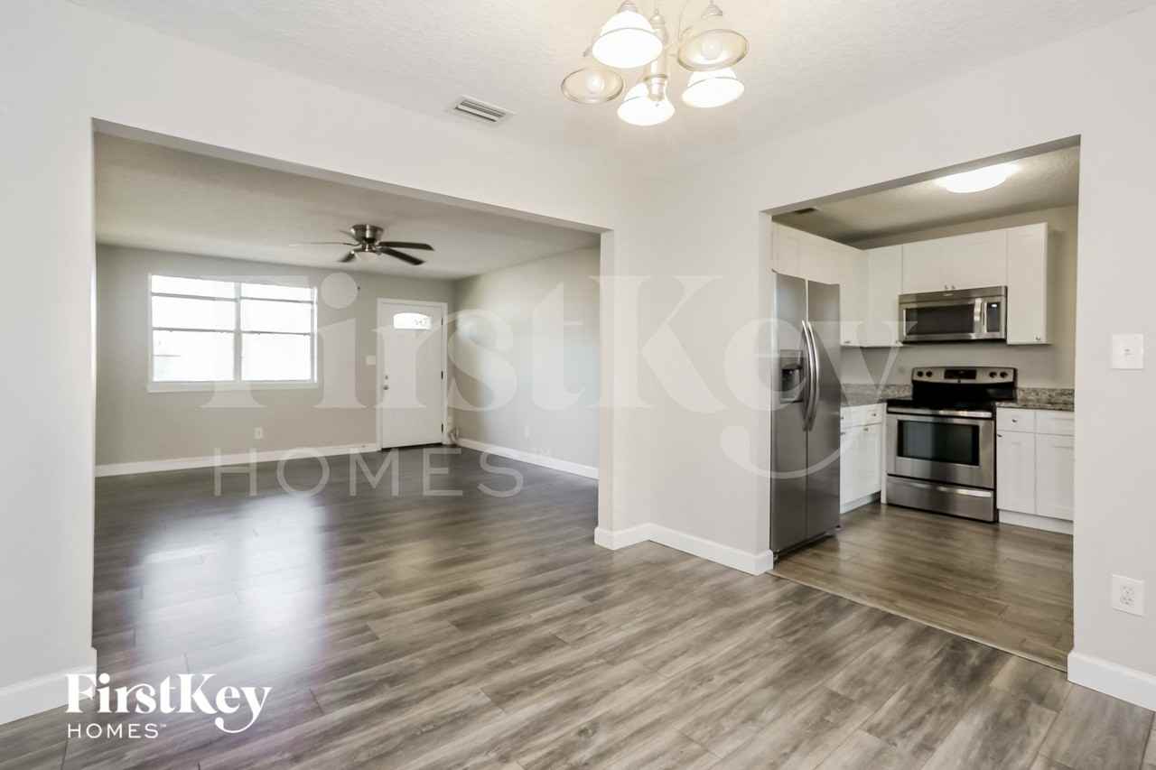 2214 Red Oak Dr - Photo 4 of 15