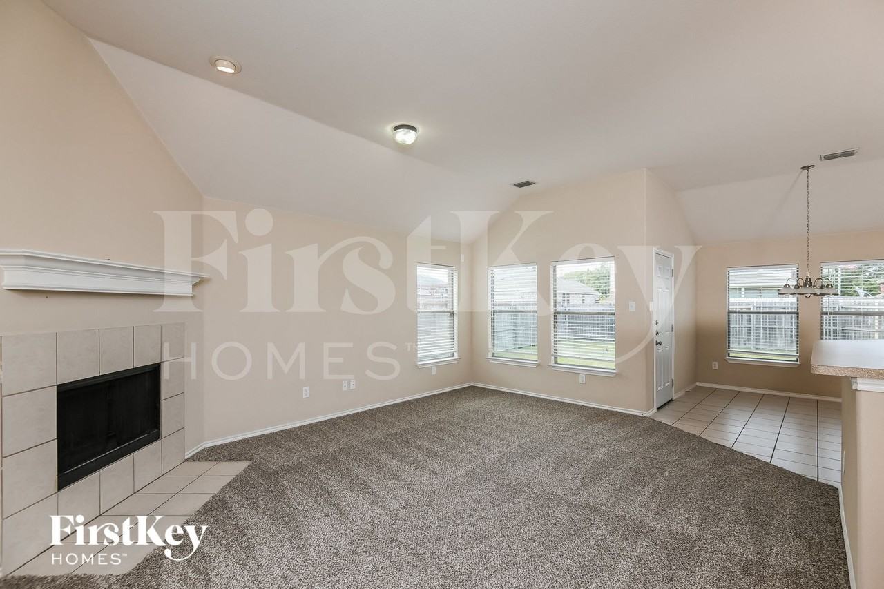 1517 Brandon Dr - Photo 4 of 15