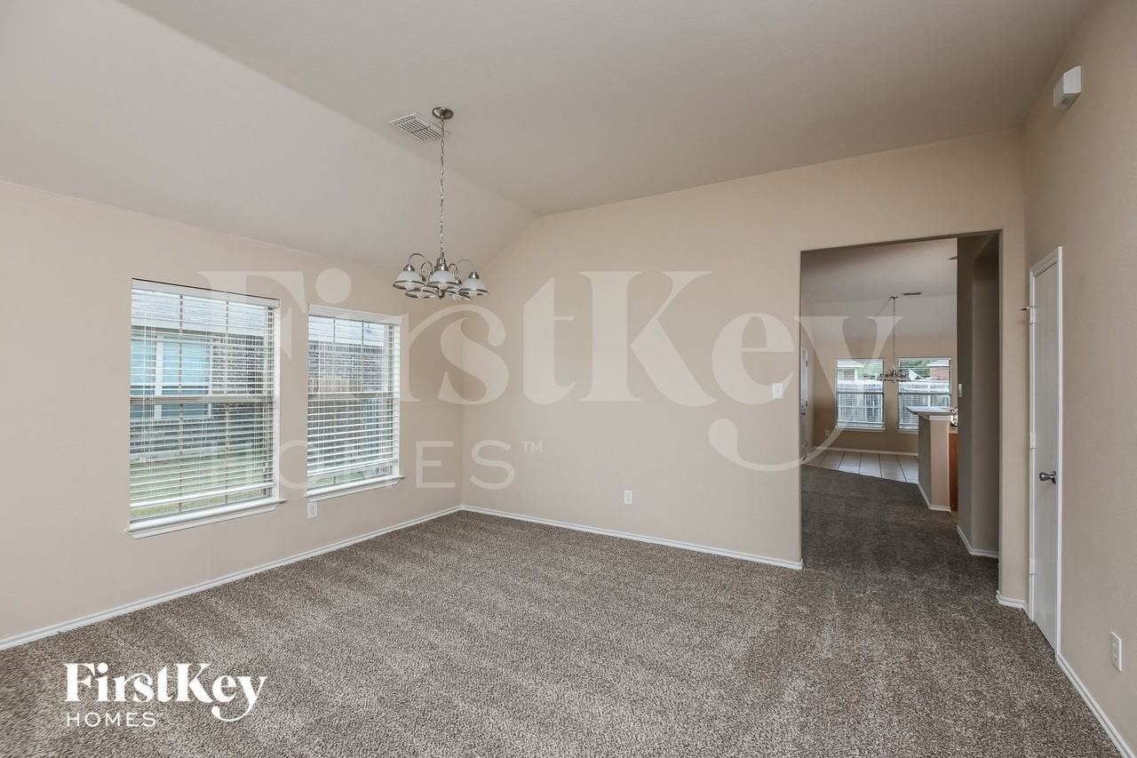 1517 Brandon Dr - Photo 7 of 15