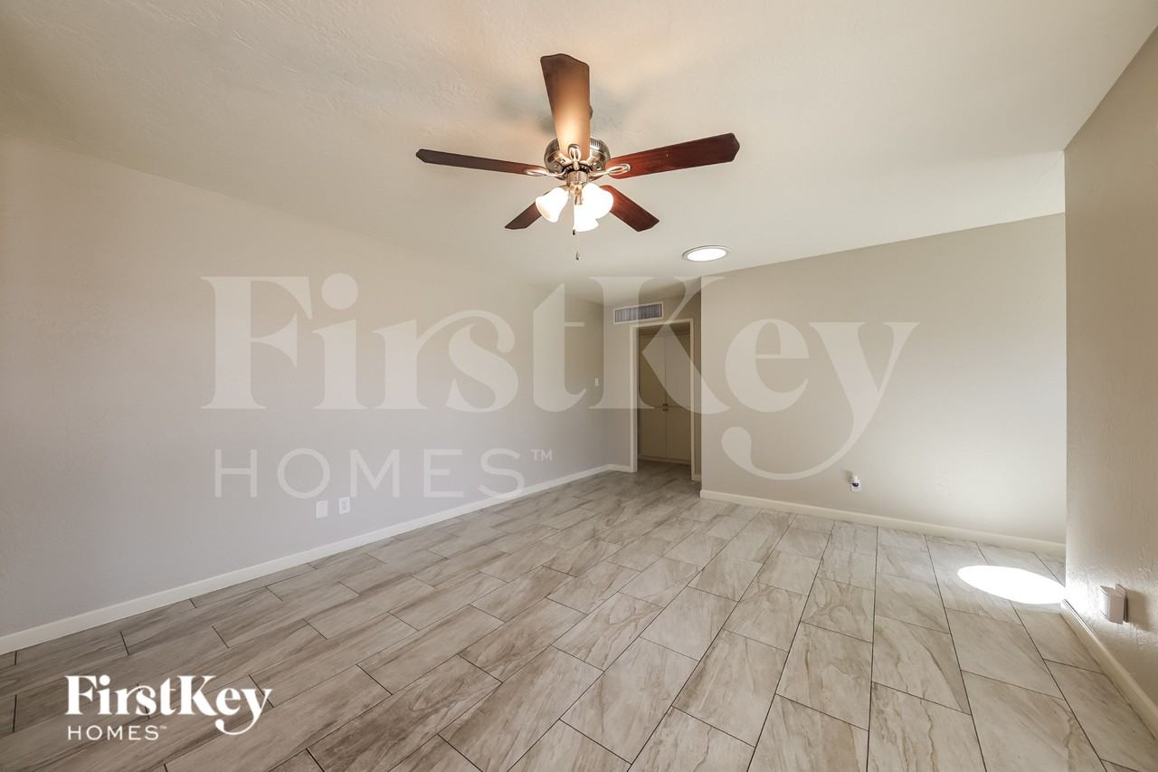 1308 W Elm St - Photo 3 of 15