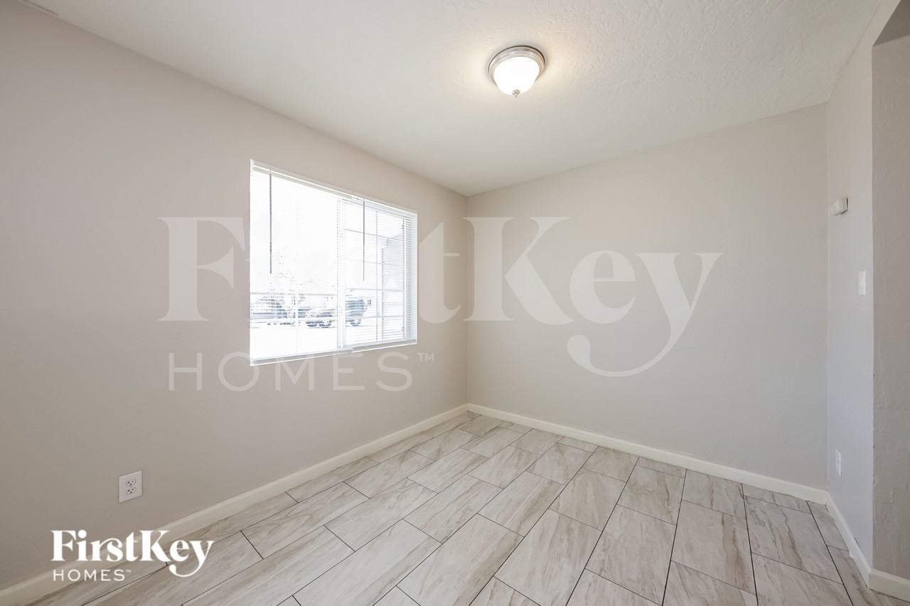 1308 W Elm St - Photo 4 of 15