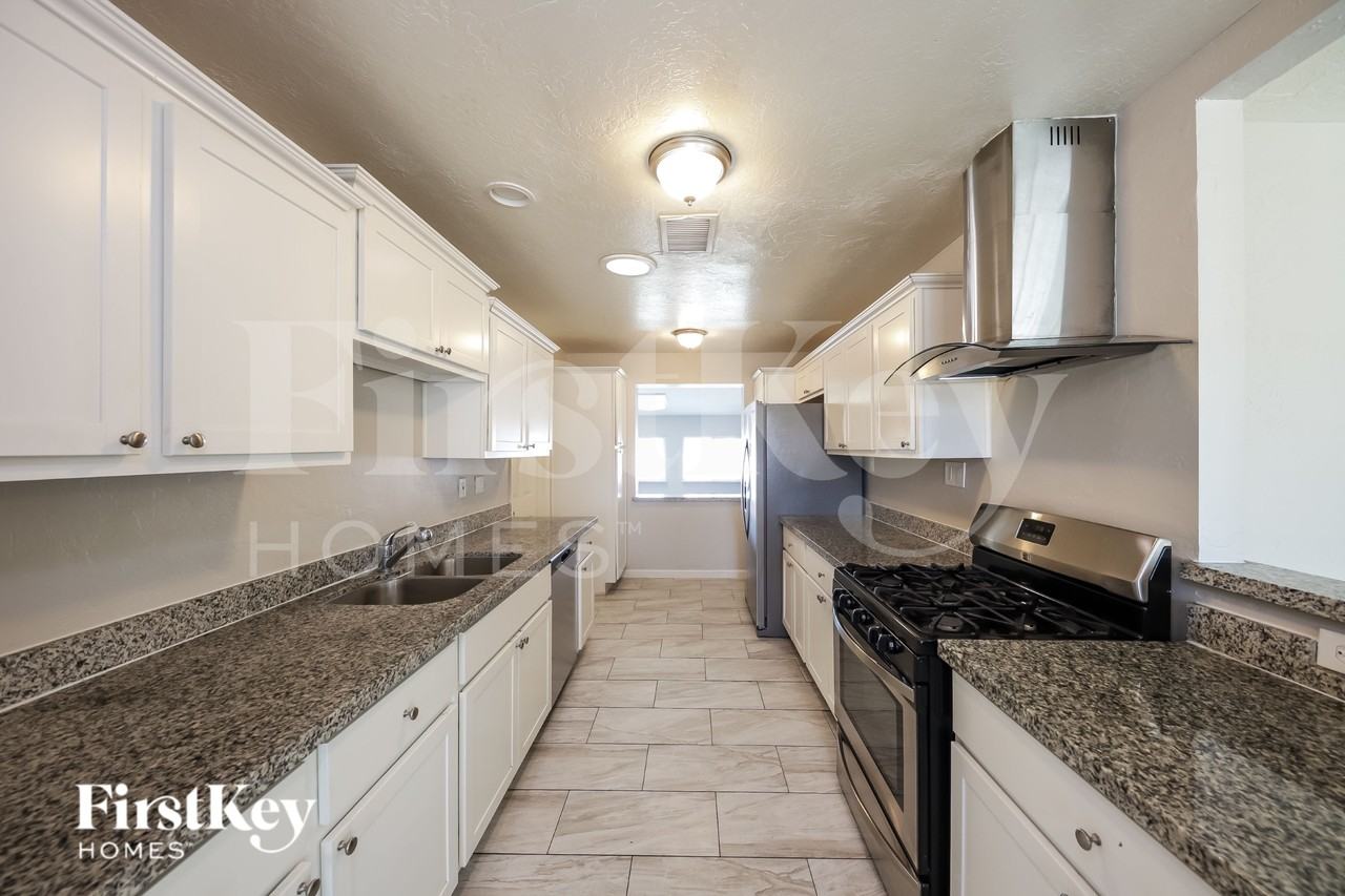 1308 W Elm St - Photo 5 of 15