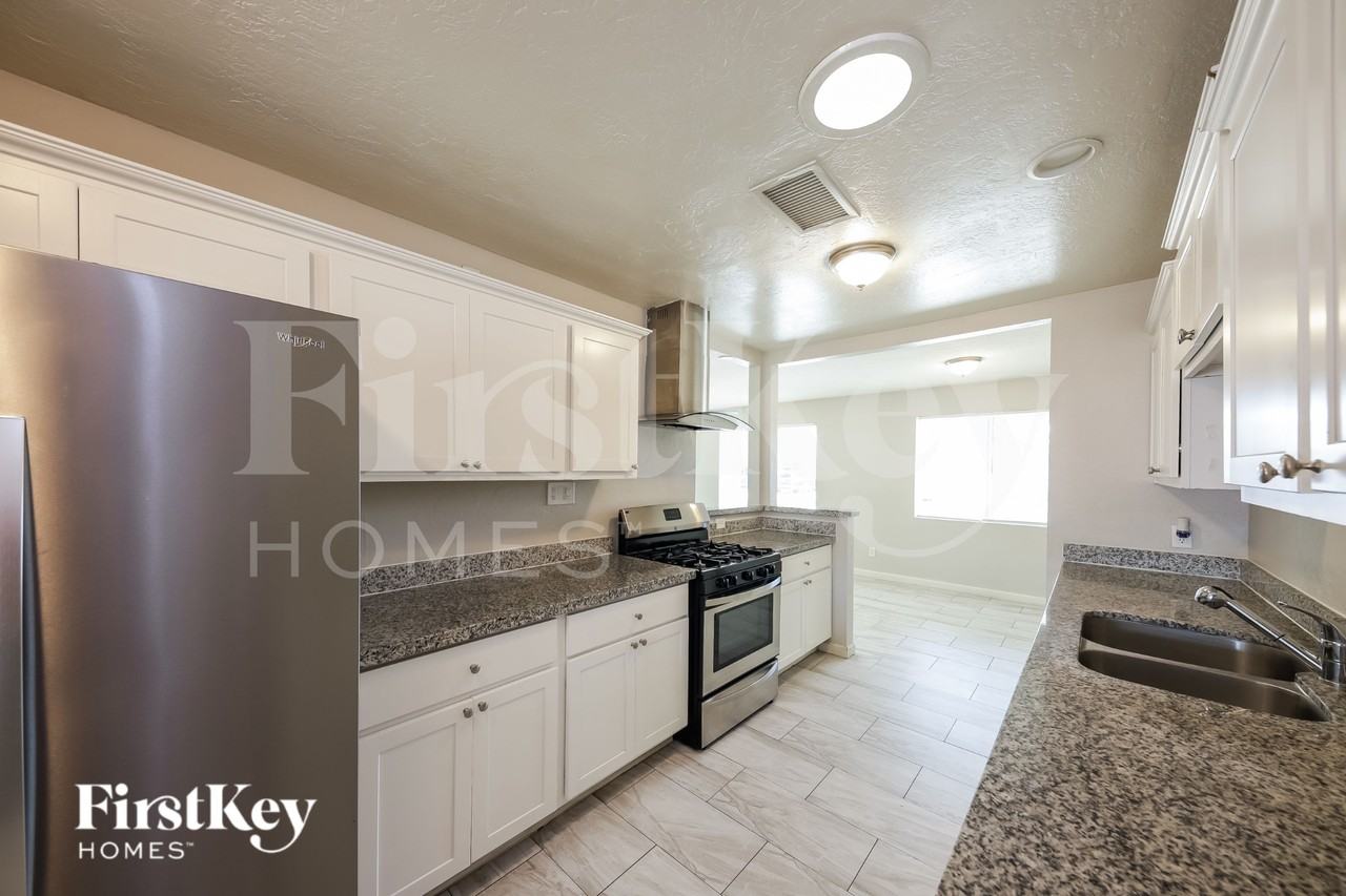 1308 W Elm St - Photo 6 of 15