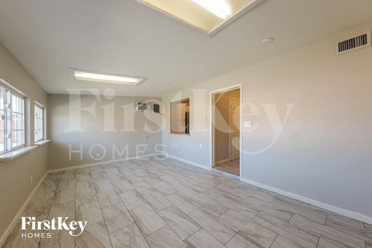 1308 W Elm St - Photo 7 of 15