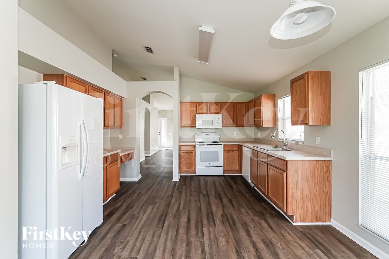 12430 Midpointe Dr - Photo 6 of 16