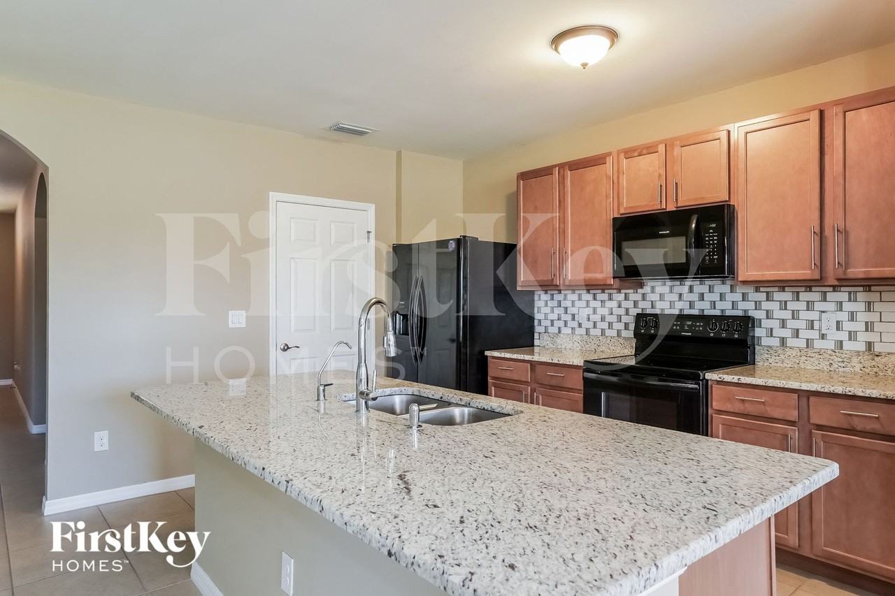 1110 Nw 24th Pl - Photo 5 of 15