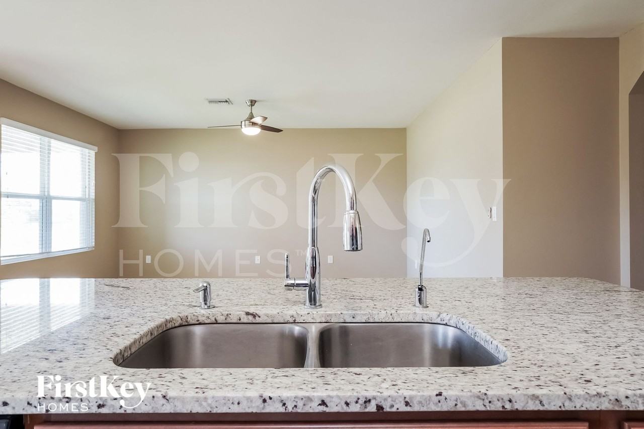 1110 Nw 24th Pl - Photo 7 of 15